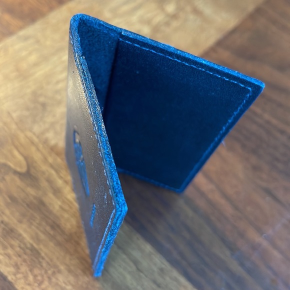 VINTAGE ROOTS (CANADA) WARNER BROS RECORDS EMBOSSED LEATHER CARD HOLDER - Picture 4 of 8